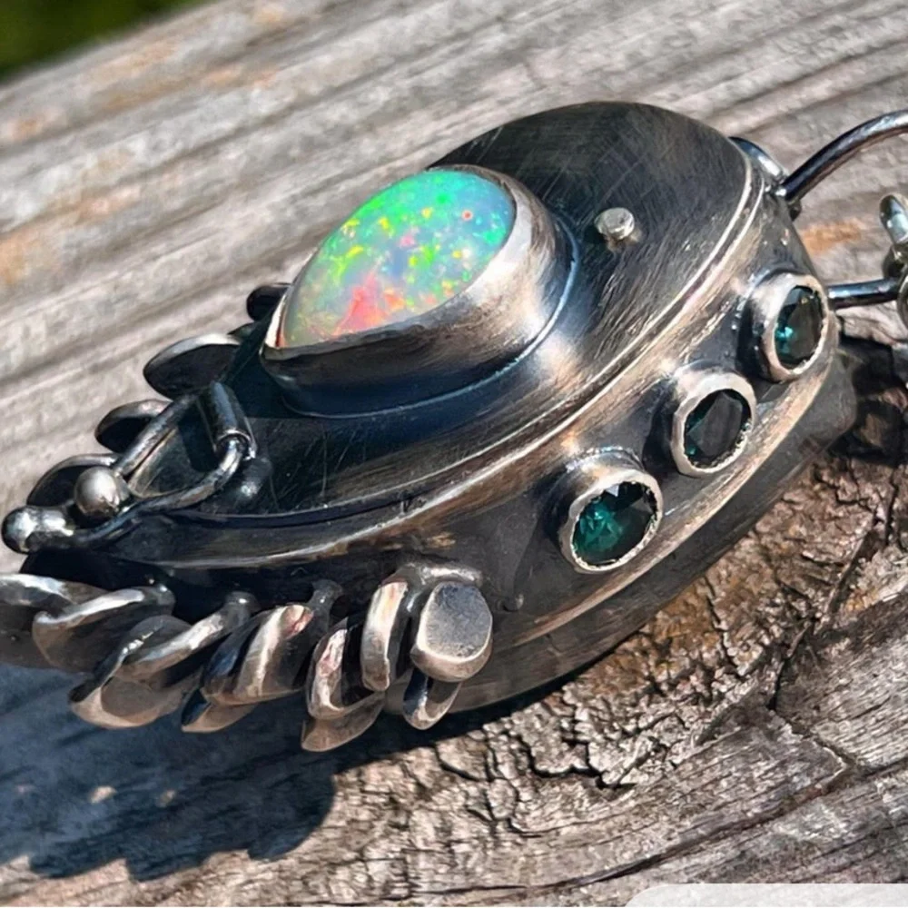Handcrafted one of a kind Silver and Opal chrysoprase treasure box pendant - Picture 2 of 9